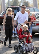Gwen_Stefani_with_Family_at_the_LA_Zoo_283329.jpg