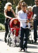 Gwen_Stefani_with_Family_at_the_LA_Zoo_28429.jpg