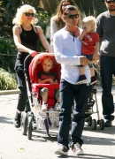 Gwen_Stefani_with_Family_at_the_LA_Zoo_28529.jpg