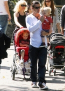 Gwen_Stefani_with_Family_at_the_LA_Zoo_28629.jpg