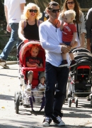 Gwen_Stefani_with_Family_at_the_LA_Zoo_28729.jpg