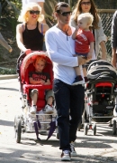Gwen_Stefani_with_Family_at_the_LA_Zoo_28829.jpg