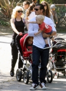 Gwen_Stefani_with_Family_at_the_LA_Zoo_28929.jpg