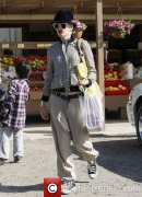 gwen-stefani-on-a-day-out-with_3910178.jpg