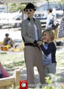 gwen-stefani-on-a-day-out-with_3910180.jpg