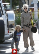gwen-stefani-on-a-day-out-with_3910182.jpg