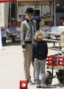 gwen-stefani-on-a-day-out-with_3910183.jpg