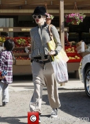 gwen-stefani-on-a-day-out-with_3910185.jpg
