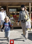 gwen-stefani-on-a-day-out-with_3910188.jpg