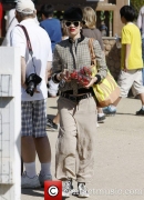 gwen-stefani-on-a-day-out-with_3910190.jpg