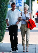 gwen-stefani2012-06-18_05-36-36celebrates-fathers-day-with-her-brood5B15D.jpg