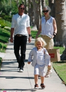 gwen-stefani2012-06-18_05-36-59celebrates-fathers-day-with-her-brood5B15D.jpg