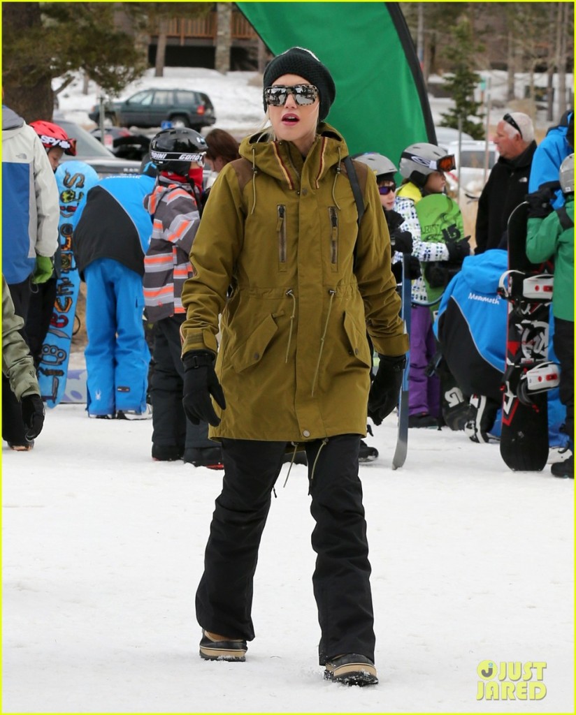 Pregnant Gwen Stefani & Gavin Take The Boys To A Skiing Class