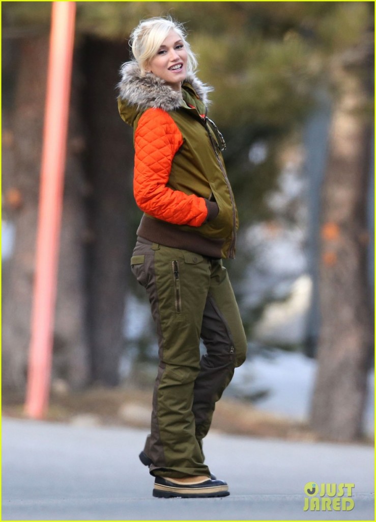 Pregnant Gwen Stefani Watching Her Boys Play In The Snow