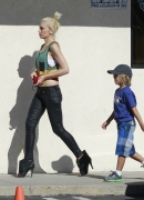 Gwen-Stefani-Skinny-Jeans-Kingston-Gavin-Rossdale-School-Run-Sherman-Oaks-CA-06292012-6~0.jpg